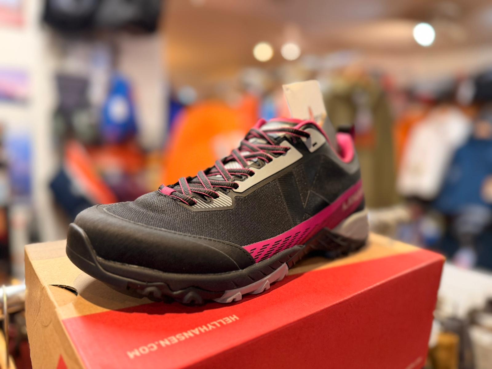 Chaussure noire et violette de randonnée, vue avant trois-quarts